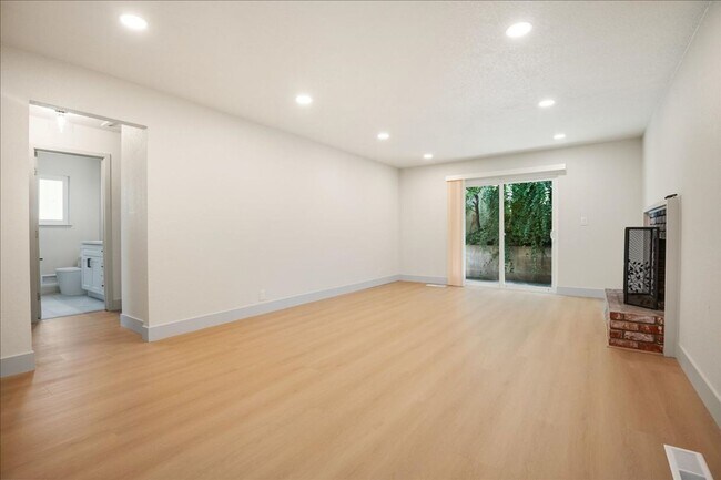Building Photo - 10178 Alpine Dr
