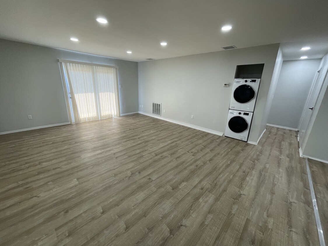 Living Room - 1208 W Whitehall St