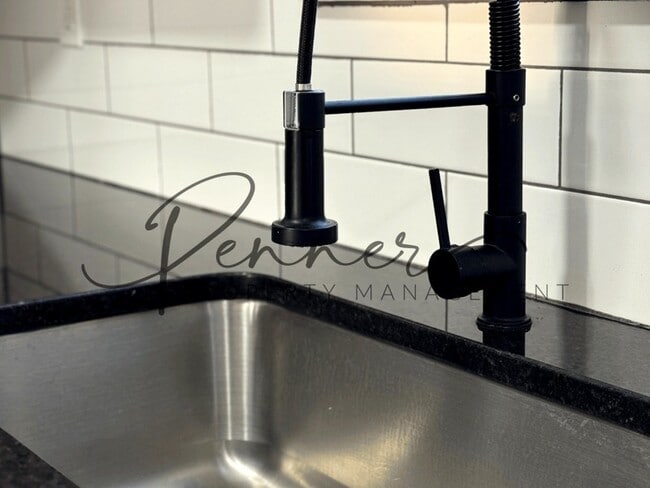 Foto del edificio - 710 NE Westwind Dr