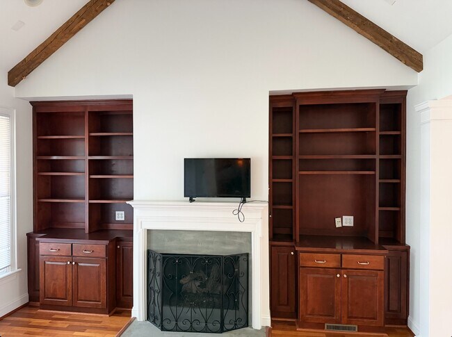 Building Photo - 820 Pirate Cove
