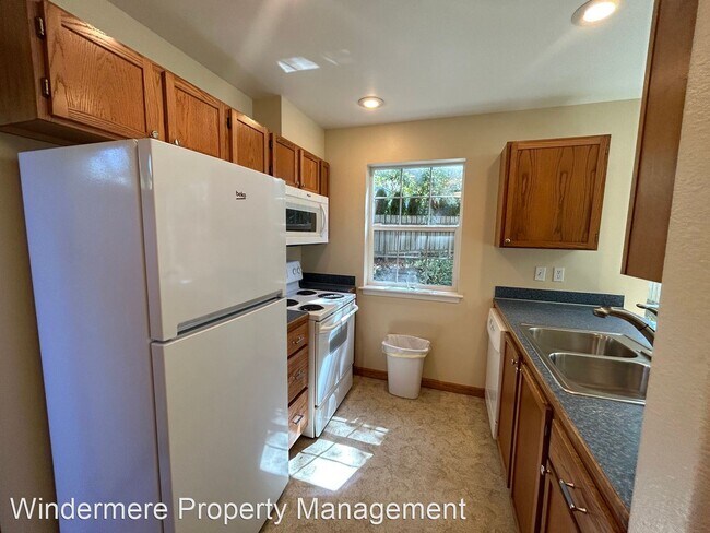 Building Photo - 2 br, 1 bath House - 1808 E Sunset #102