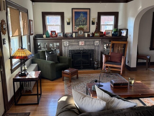 Building Photo - LOCATION LOCATION! This stunning remodeled bungalow has 4-beds and 2-baths w/ an office and is lo...