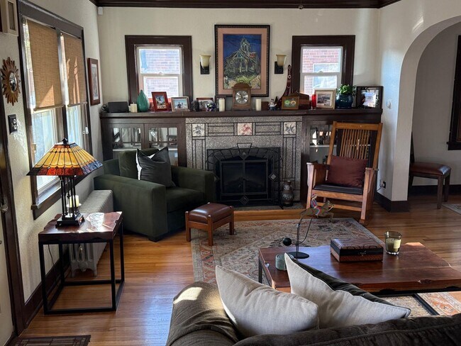 Foto del edificio - LOCATION LOCATION! This stunning remodeled bungalow has 4-beds and 2-baths w/ an office and is lo...