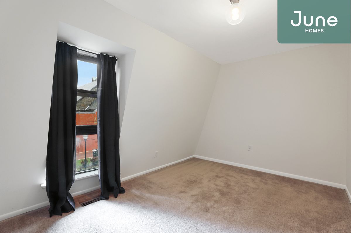 Primary Photo - Full room in 5-bed/2.0-bath Home