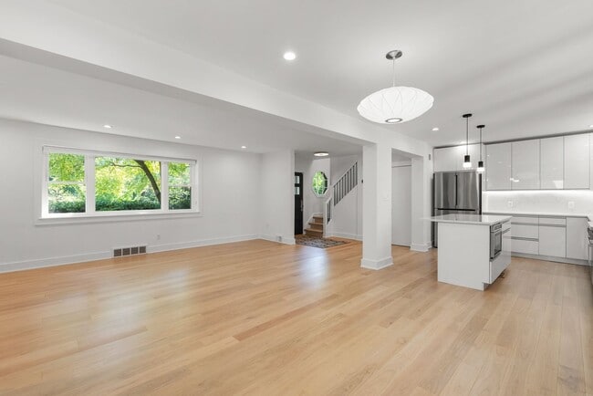 Building Photo - 3 Bed 3.5 Bath - North Cleveland Park Dutc...