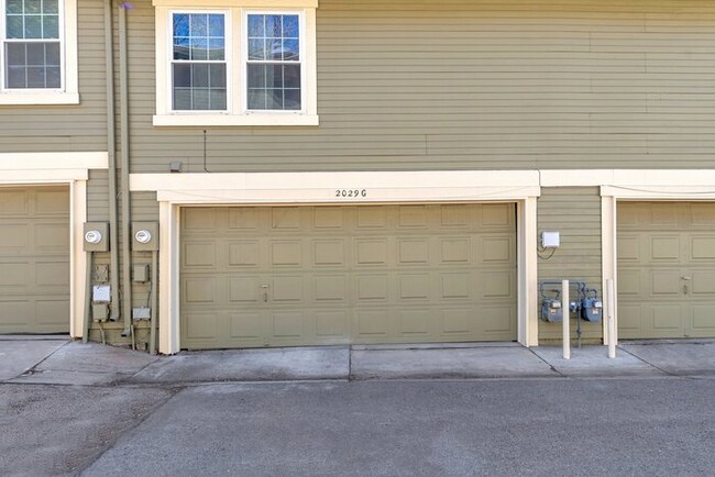 Foto del edificio - 2 bed 1 bath Townhome with a 2 car garage
