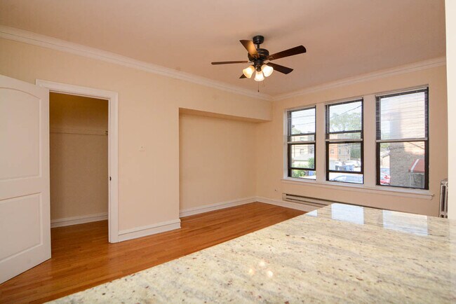 Building Photo - 4614 N Paulina St