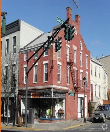 Building Photo - 624 Warren St