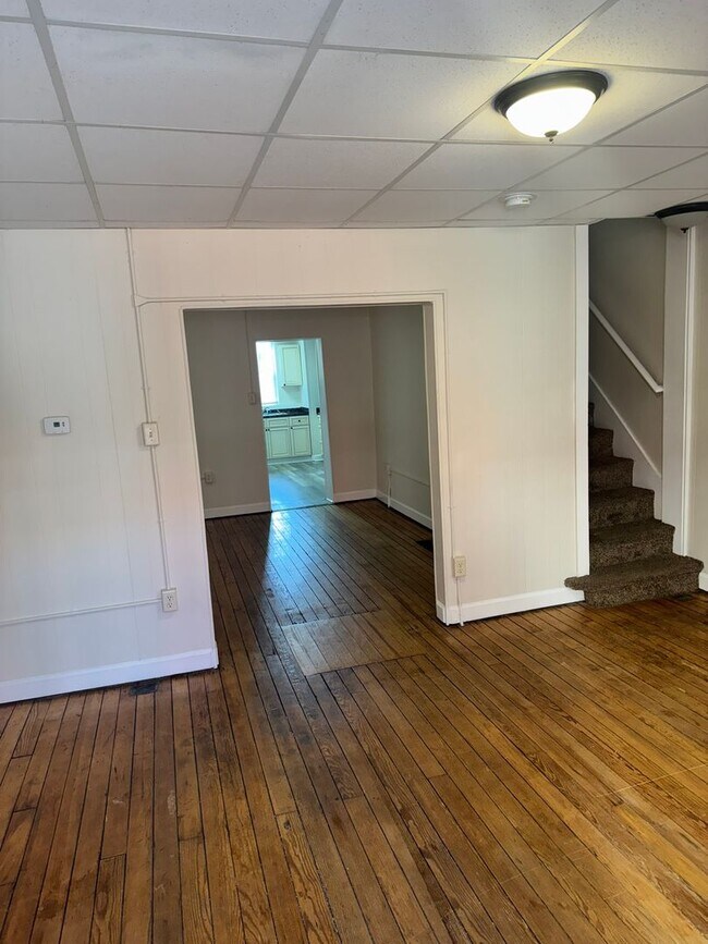 Foto del edificio - 3 bedroom, 1 bath, 2 story half double house