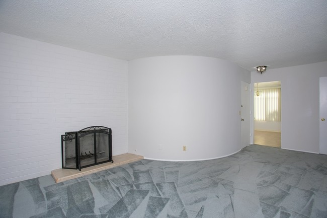 Building Photo - 427 W Duarte Rd