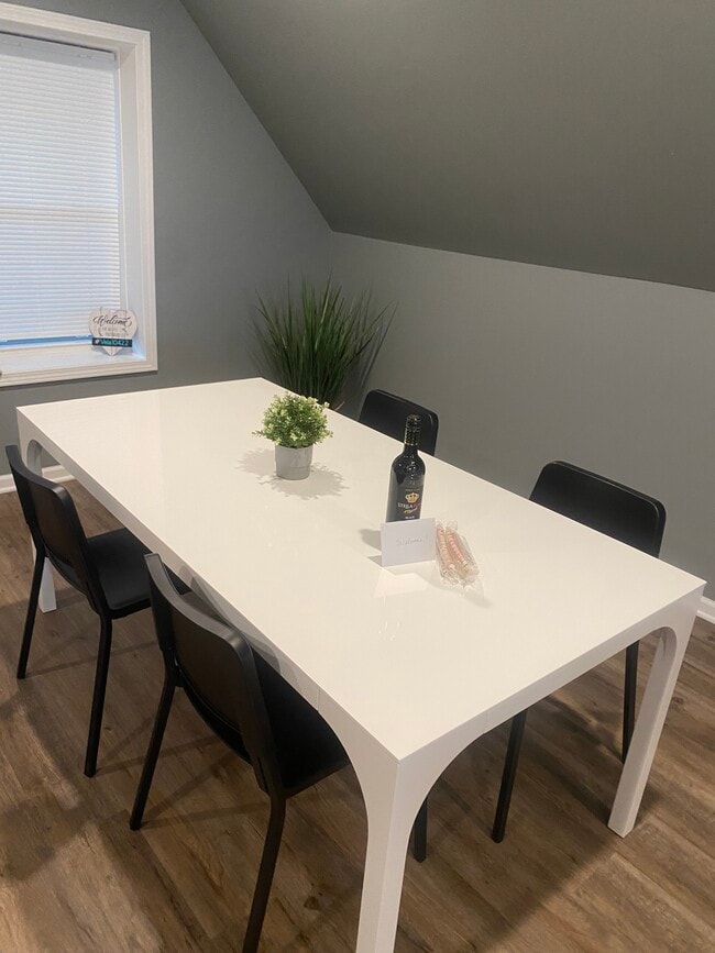 Comedor - 10422 S Avenue L