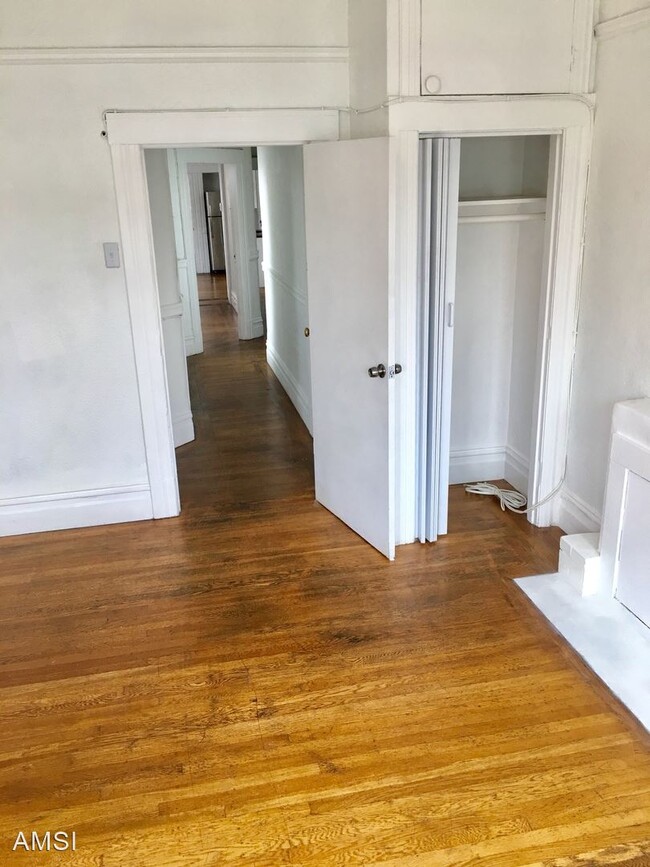Building Photo - 2 br, 1 bath House - 1305 Lyons Street #5