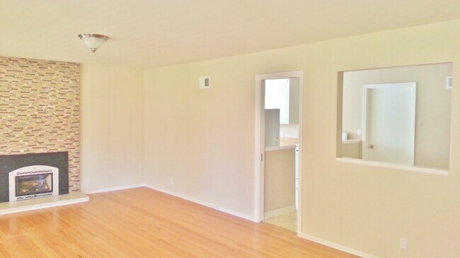 Foto del edificio - UPDATED LARGE 1500 sq/ft 3BR/2BA Cherry Ch...