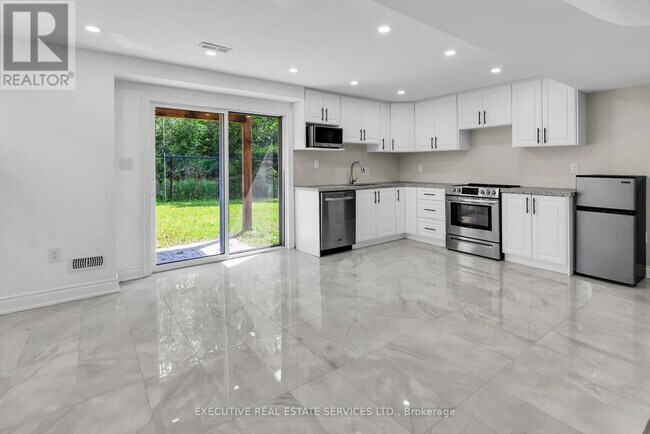 Photo du bâtiment - 265 Bruce Cameron Dr