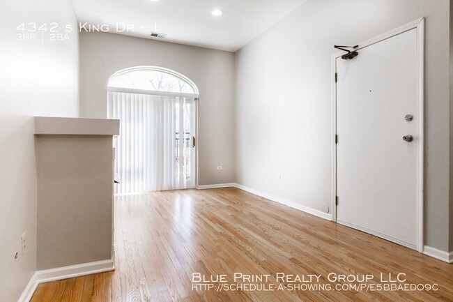 Foto del edificio - 3 bedroom 2 bath condo on Historic King Drive