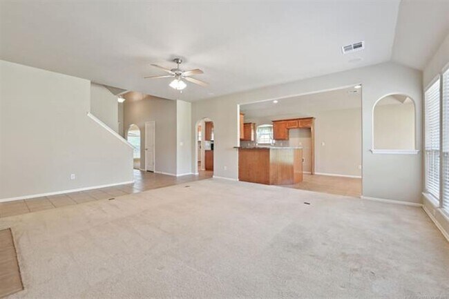 Foto del edificio - Large family home with plenty of space! This home has 4 bedrooms (or 3 with office), large family...