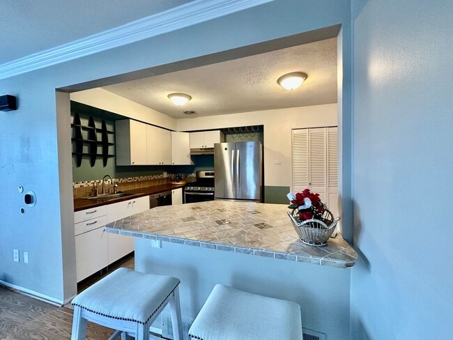 Building Photo - 2 bed 1 and 1/2 bath condo for rent $1600 ...
