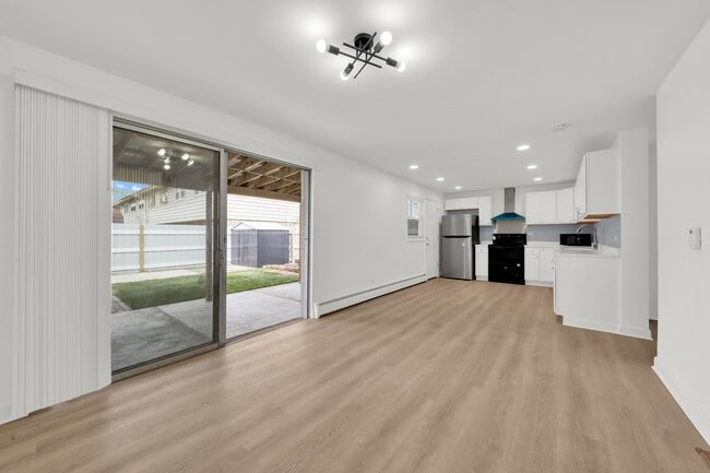 Building Photo - 8820 Robin Dr