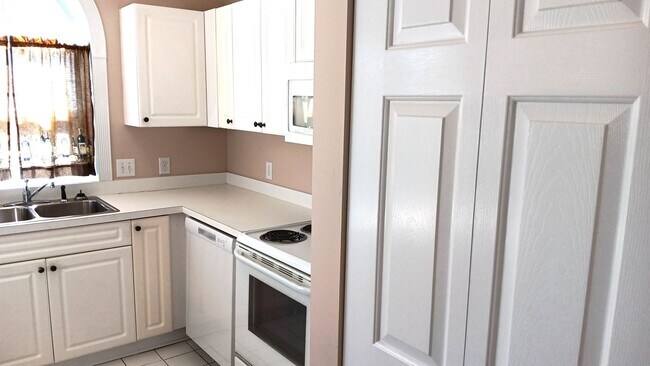 Foto del edificio - LOVELY 2 BEDROOM, 2 BATHROOM FURNISHED CON...