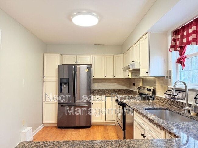 Building Photo - 525 S Spinnaker Ln