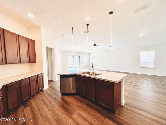 Foto del edificio - 576 Wild Rose Ln