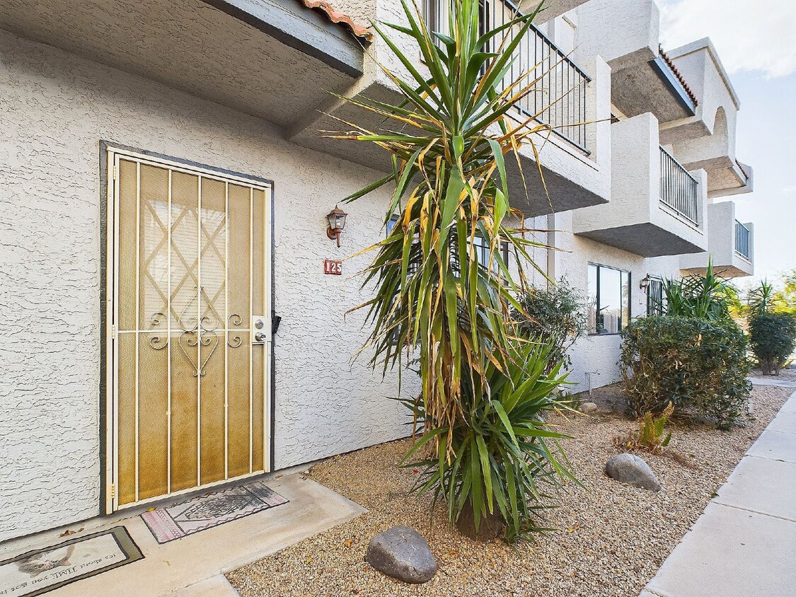 Primary Photo - Charming Phoenix Townhouse