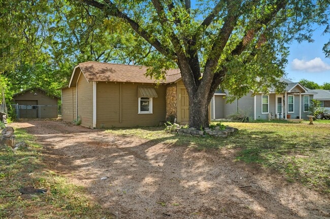 Building Photo - 1125 Pecan St