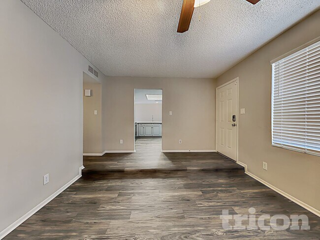 Building Photo - 7805 W Cora Ln