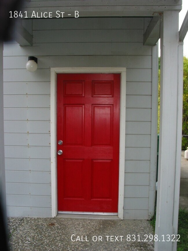 Building Photo - upstairs cottage - private, great location