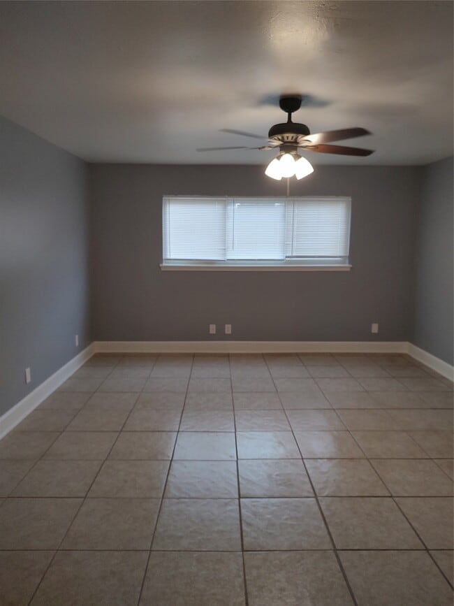 Building Photo - 13150 Trail Hollow Dr