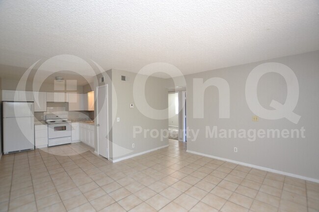 Foto del edificio - 1861 N Center St