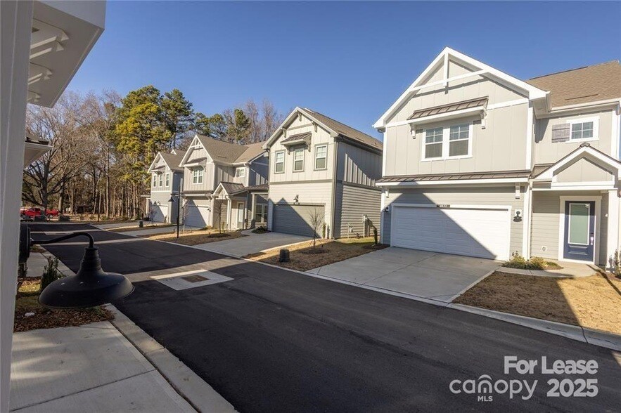 Foto principal - 3110 Doe River Wy