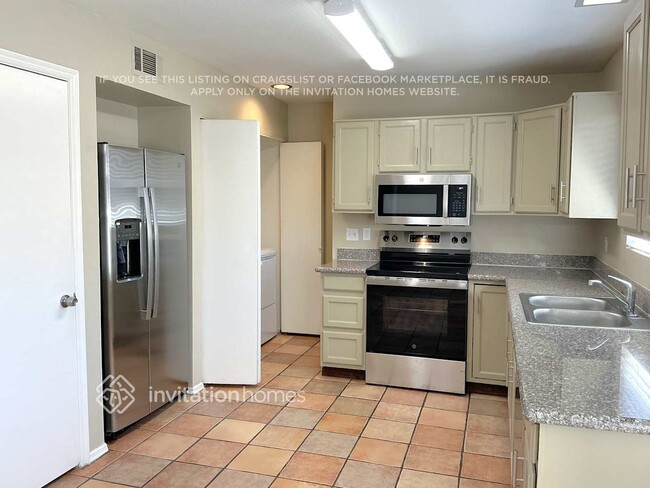 Building Photo - 630 E Jensen St