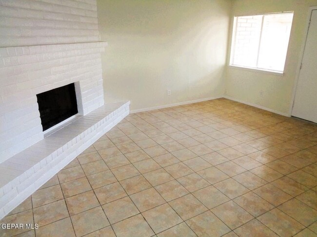 Foto del edificio - 3028 E Glen Dr