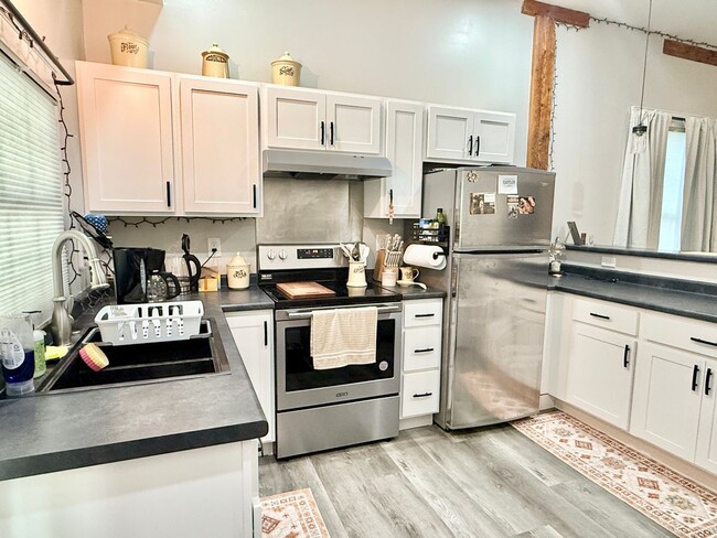 Building Photo - Recently Remodeled 1 Bedroom in Desirable Yarmouth ME.