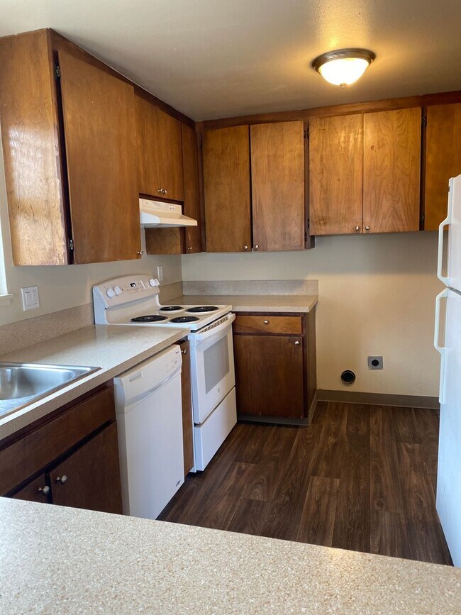 Building Photo - (526) Halpert Duplex - 4 Bedroom / 2 Bathroom
