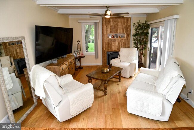 Foto del edificio - 9401 Hickory View Pl
