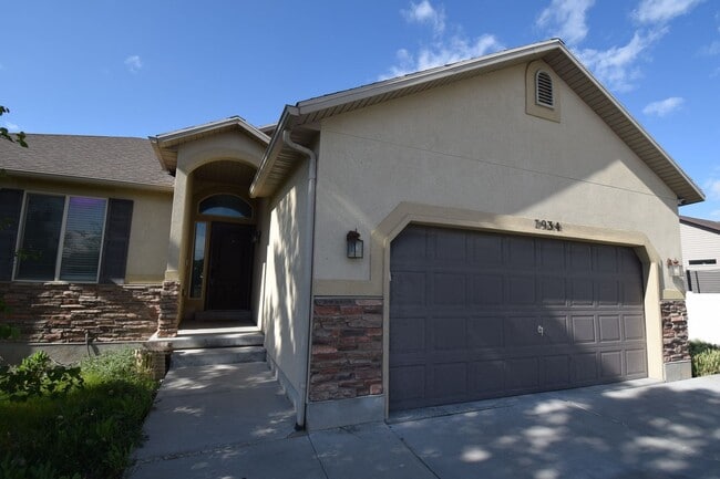 Photo - Newly Remodeled Magna Gem with New Appliances & Easy Freeway Access!! House