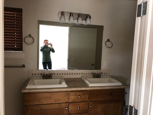 Master bath - 803 Heschel St
