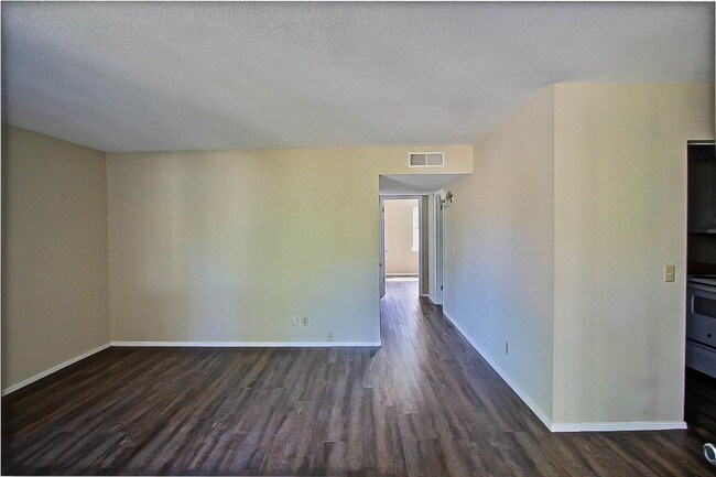 Foto del edificio - 240 Harmon Ave