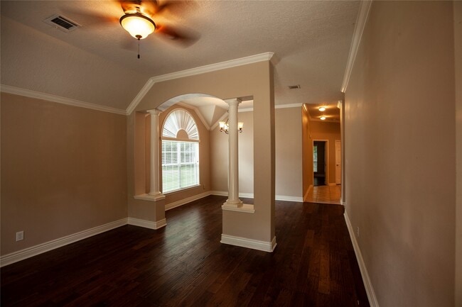 Building Photo - 13847 Ventura Rd
