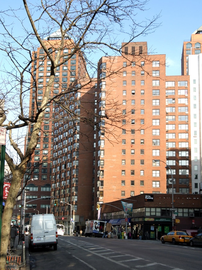Foto del edificio - Village Mayfair Apartments