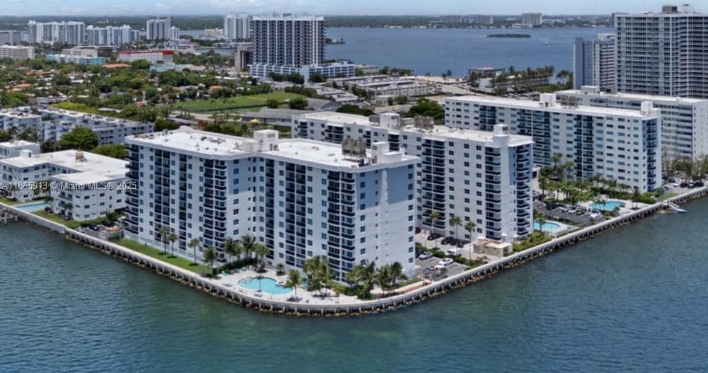 Primary Photo - 1900 S Treasure Dr