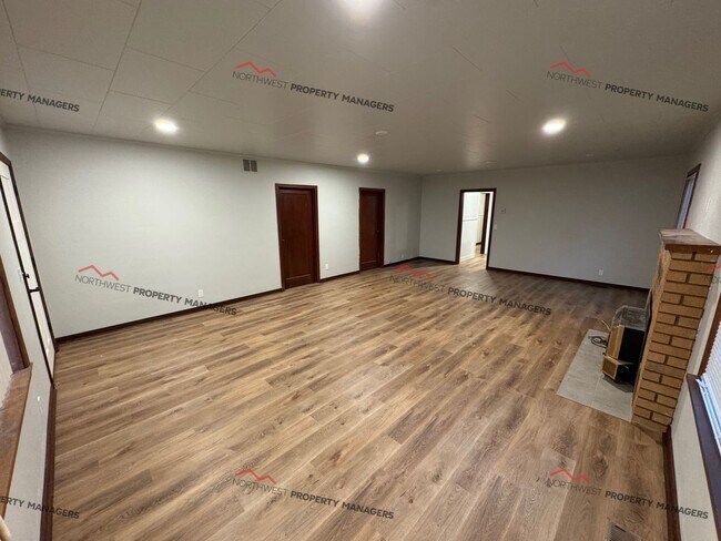 Foto del edificio - STATUS: AVAILABLE  | R325B | $2095