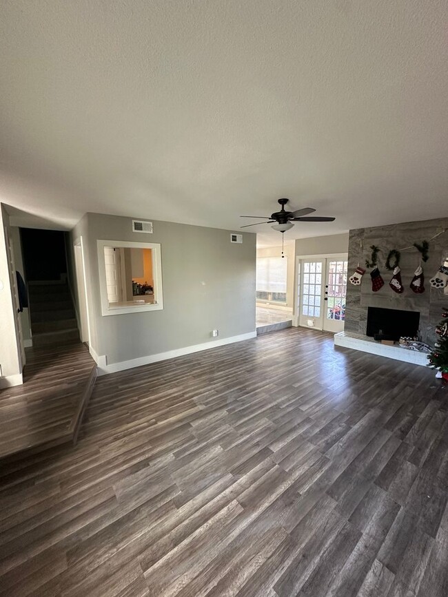 Building Photo - Spacious 4BR Townhome in Dallas