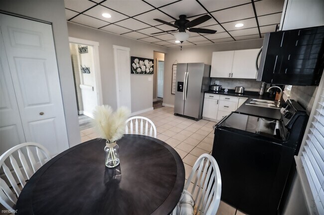 Building Photo - 2 br, 1 bath Duplex - 1310 15th Street 1