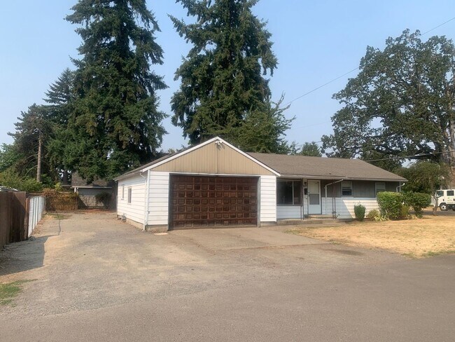 Foto del edificio - $2,350 - Corner Lot 3-Bedrooms, 2-Baths Home, Ready For Lease!