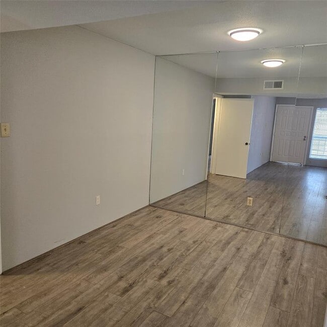 Building Photo - 2100 Wilcrest Dr