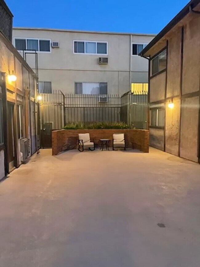 Building Photo - 5500 Lindley Ave