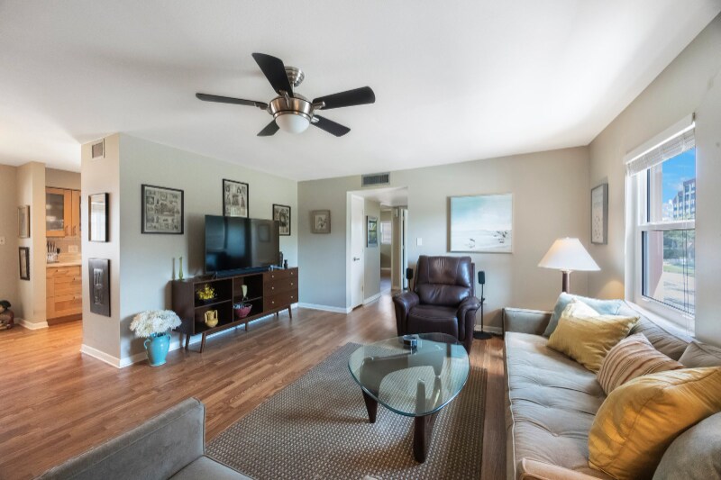 Foto principal - 7010 Sunset Dr S